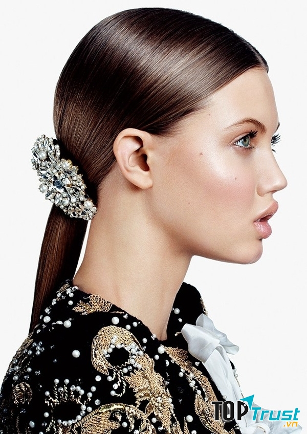 Tóc đuôi ngựa quen thuộc thêm một chút phụ kiện