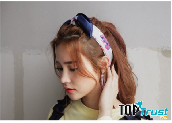 Tóc đuôi ngựa kết hợp băng đô hoặc khăn turban