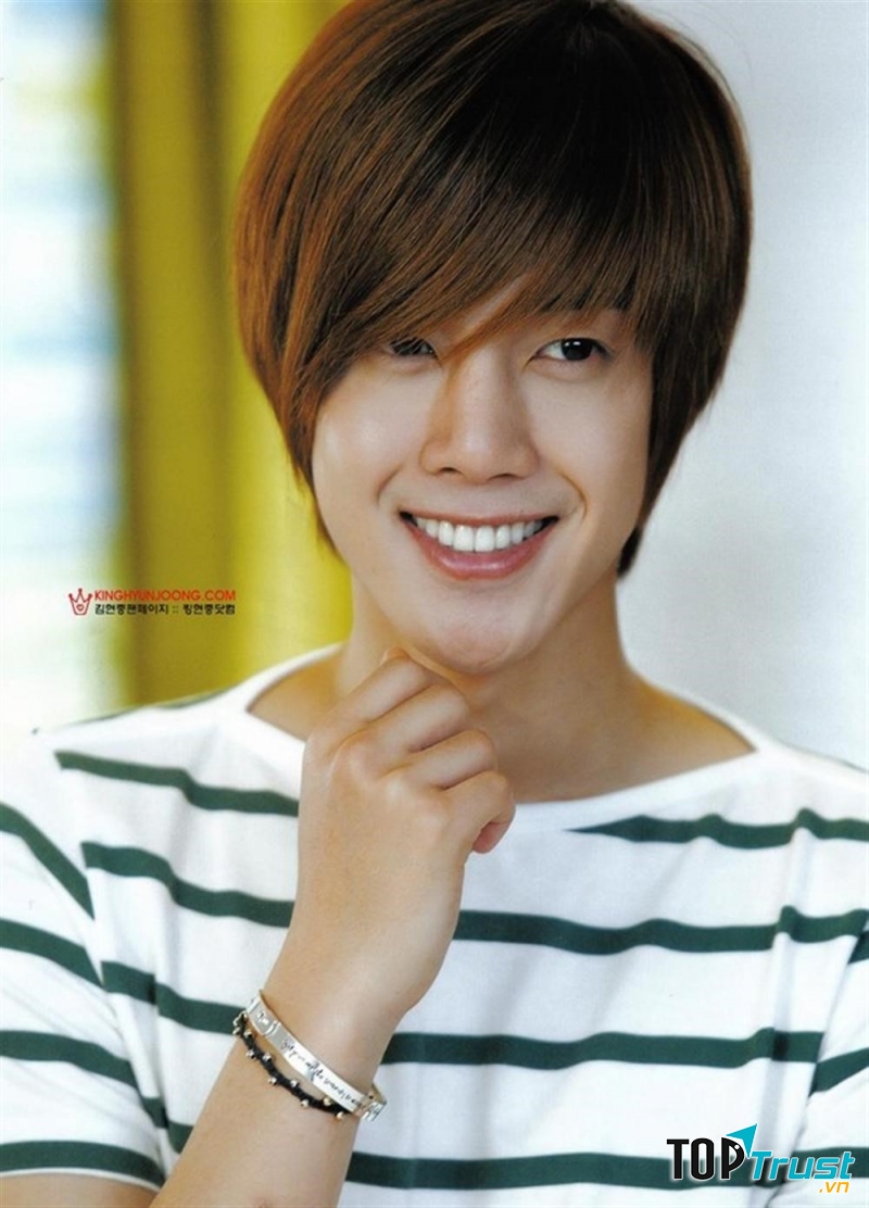 Tóc ép thẳng giúp bạn có phần tóc mái dài, đem lại cảm giác nghệ sĩ hơn hẳn.