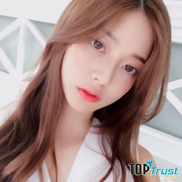 Nếu những ai là tín đồ của tóc mái được rẽ hai bên thì không thể bỏ qua kiểu tóc này.