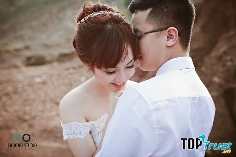 Tóc mái bằng thưa kết hợp phần đuôi búi cao rất quyến rũ