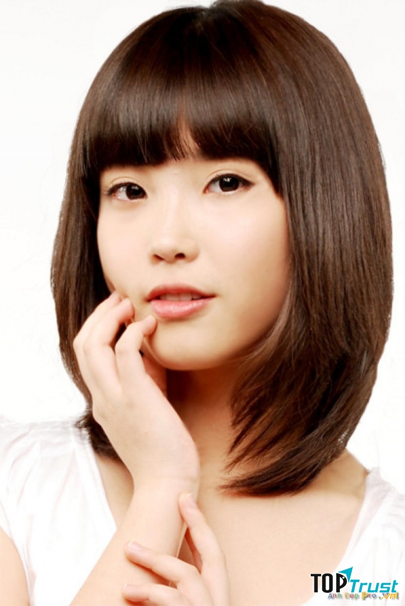 Cắt mái bằng uốn phồng tạo cảm giác tóc dày hơn