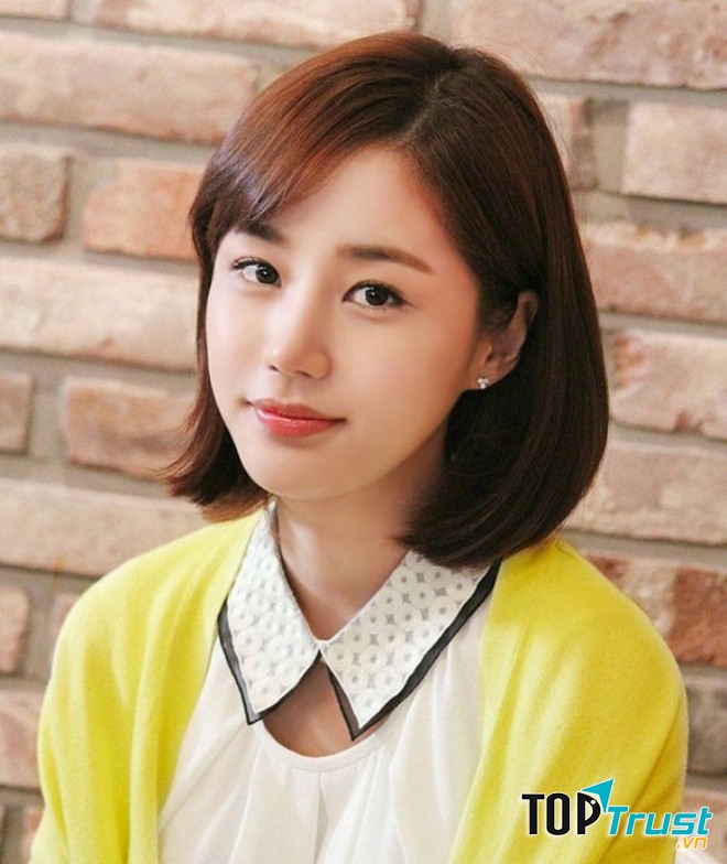 Tóc mái xéo là kiểu mái được hất về một bên nhiều hơn bên kia.