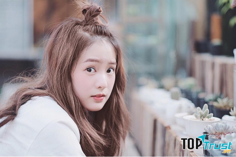 Tóc mái xoắn trông sẽ đáng yêu hơn hẳn nếu bạn uốn xoăn nhẹ toàn bộ phần đuôi tóc