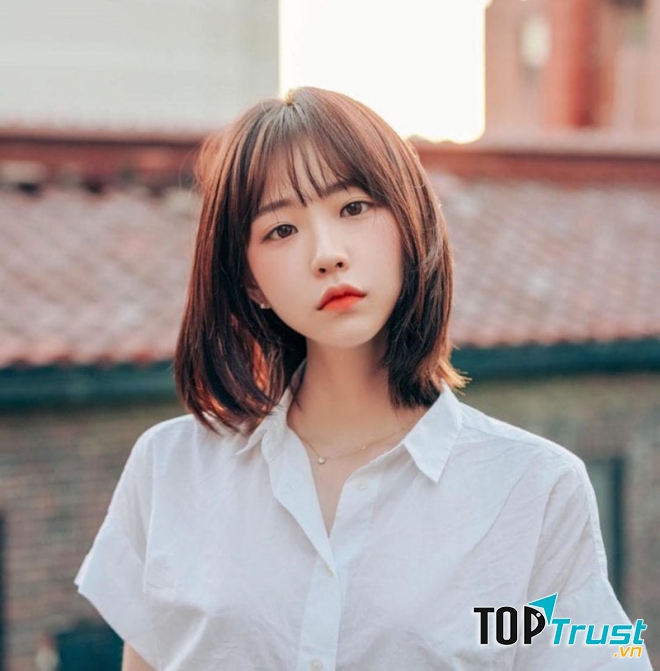 Mái tóc này chấm vai được duỗi thẳng và mái bằng sẽ là sự kết hợp tuyệt vời.