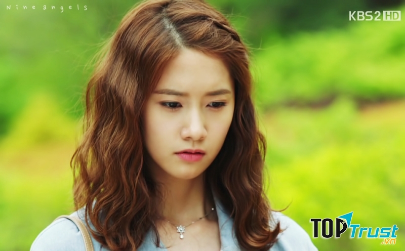 Tóc ngắn ngang vai uốn đuôi xoăn nhẹ