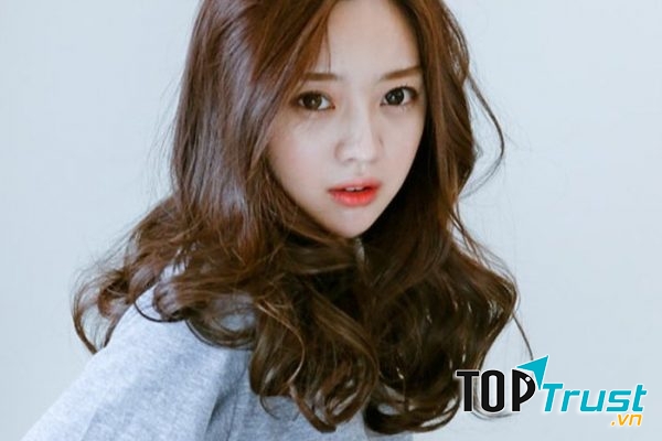 Tóc ngắn ngang vai uốn đuôi xoăn nhẹ