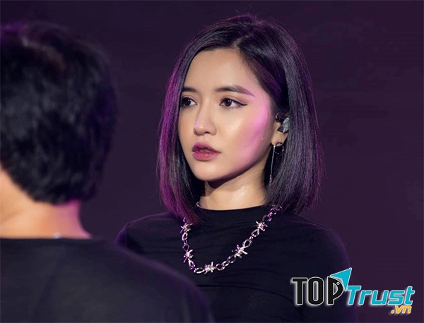 Tóc ngắn uốn chữ C