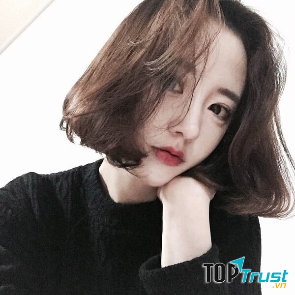 Tóc ngắn uốn xoăn cũng là một lựa chọn hoàn hảo