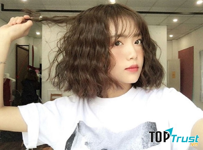 Tóc ngắn uốn xù đũa