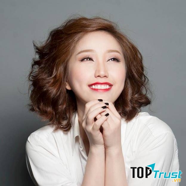 Kiểu tóc ngắn được làm xoăn cả đầu này sẽ đem lại cho chủ nhận sự cá tính riêng biệt