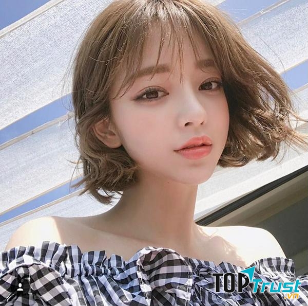 Kiểu tóc xoăn nhẹ mái thưa này được rất nhiều bạn trẻ lựa chọn bởi vừa hợp thời trang, lại dễ dàng che đi khuyết điểm của khuôn mặt