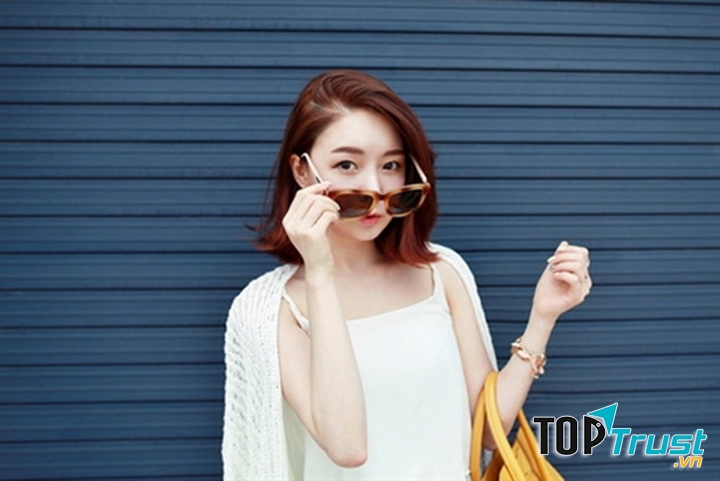 Tóc ngắn xoăn vểnh là một trong những kiểu tóc ngắn nữ 2017 đẹp nhất