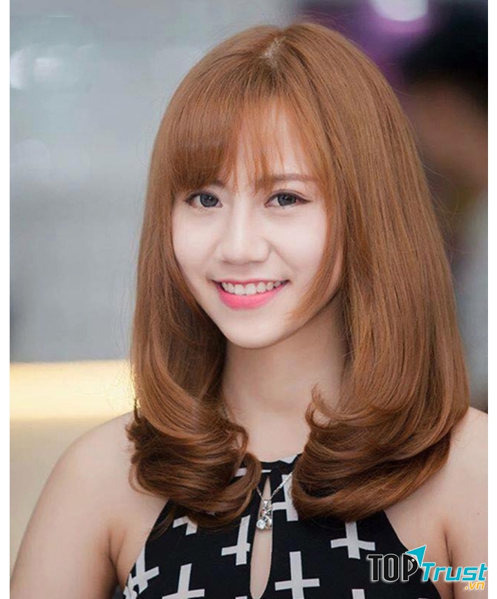 Tóc ngang vai uốn cụp đuôi