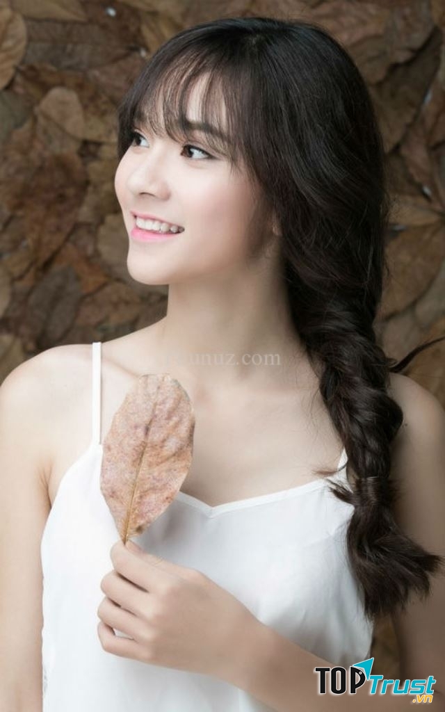 Tóc tết lệch giúp trông bạn nữ tính và duyên dáng hơn rất nhiều.