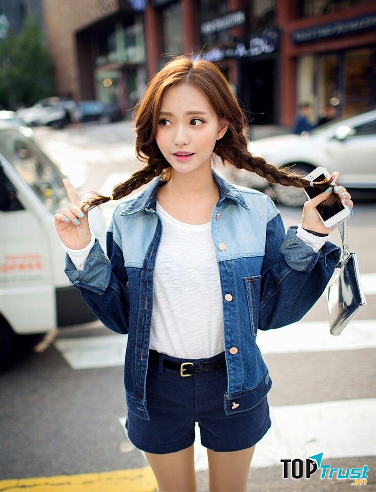 tóc tết hai bên giúp tôn thêm vẻ dịu dàng cho các bạn nữ