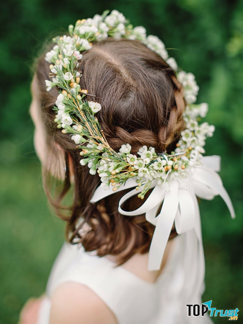 Tóc tết kèm vòng hoa
