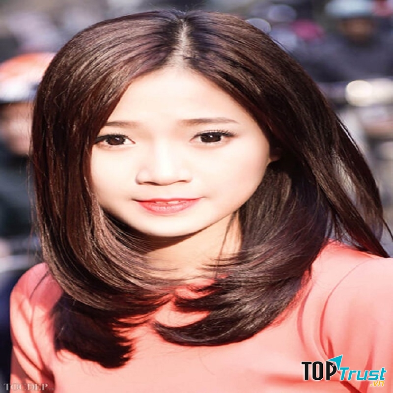Tóc uốn cụp ngang vai