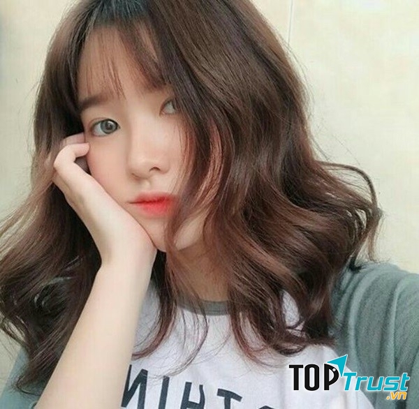 Tóc ngang vai uốn sóng nhẹ tạo nên sự nữ tính, nhẹ nhàng