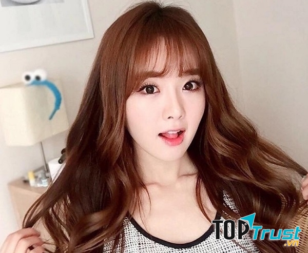 Tóc uốn xoăn mà không hề già đâu nhé!