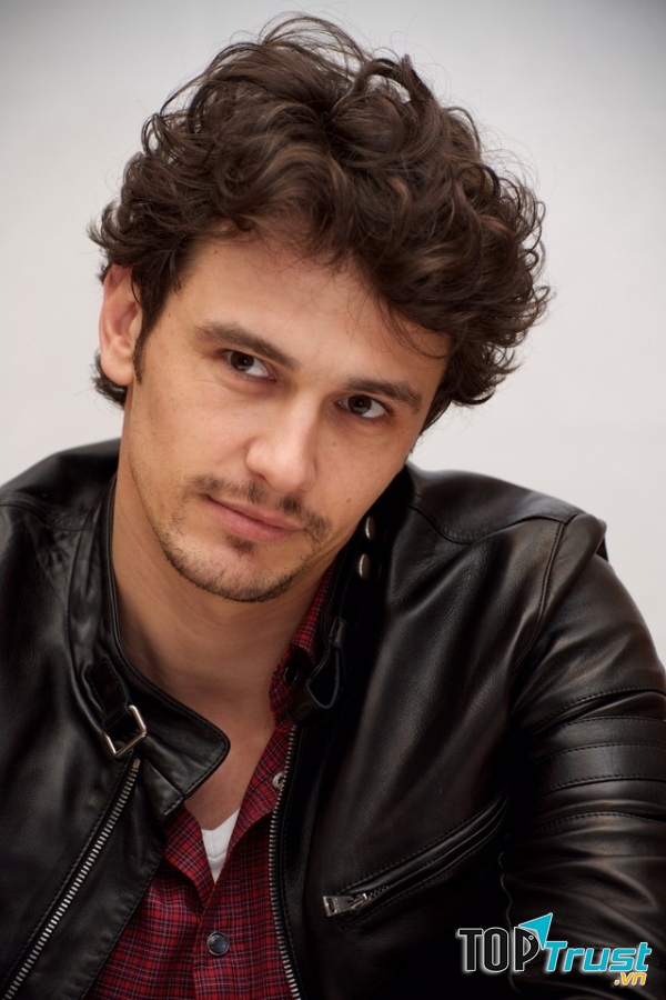 Mái tóc xoăn bồng bềnh có thể làm xao lòng bất kì cô gái nào.