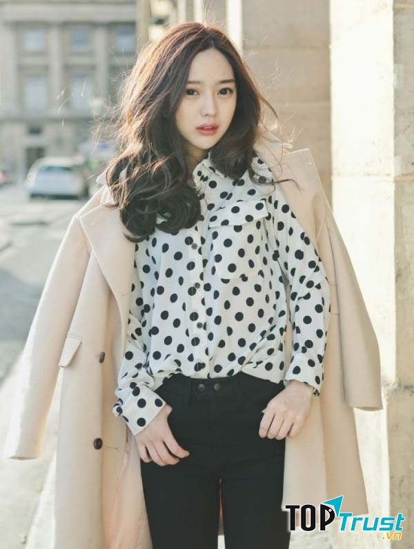 Tóc xoăn rẽ ngôi giữa