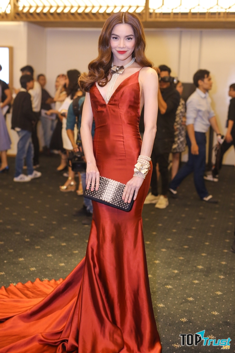 Tóc xoăn rẽ ngôi giữa