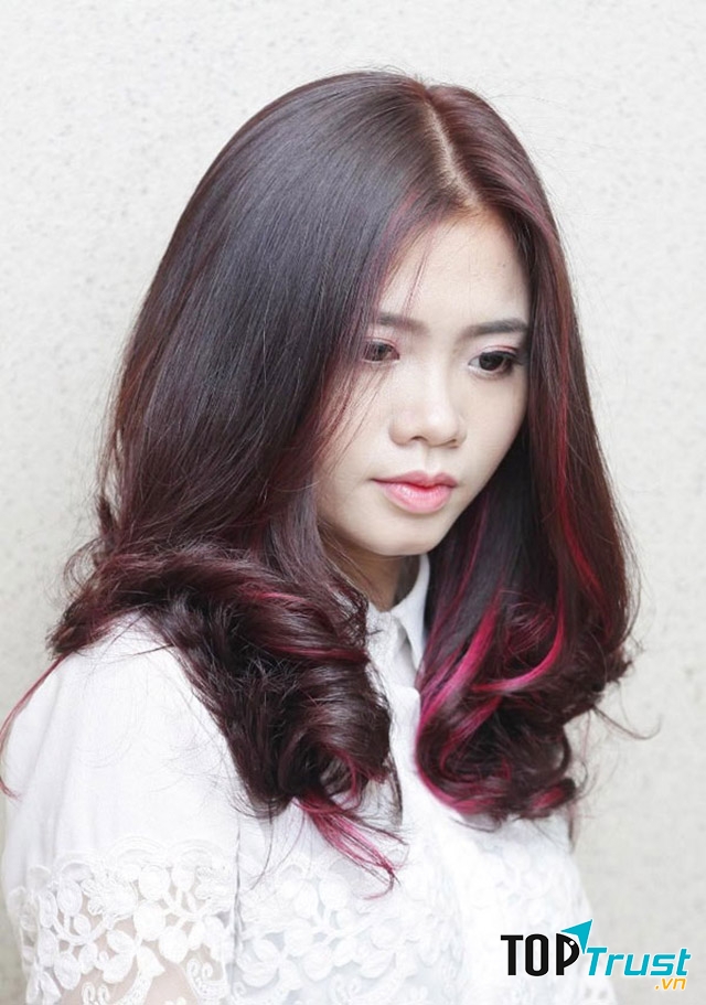 Tóc xoăn uốn đuôi rẽ ngôi