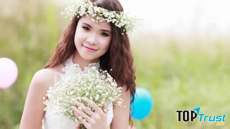 Mái tóc xoăn gợn sóng tạo cảm giác tóc dày dặn hơn