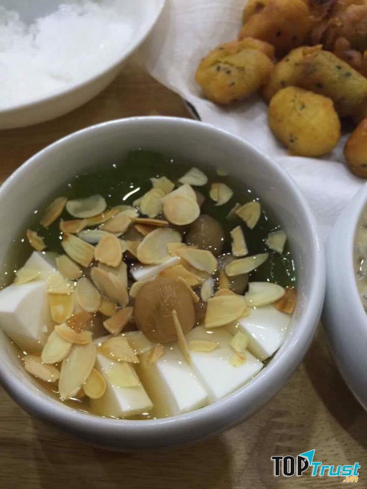 Những miếng khúc bạch trắng ngần, mềm mịn, ăn vào như tan trong miềng với vị ngọt vừa phải