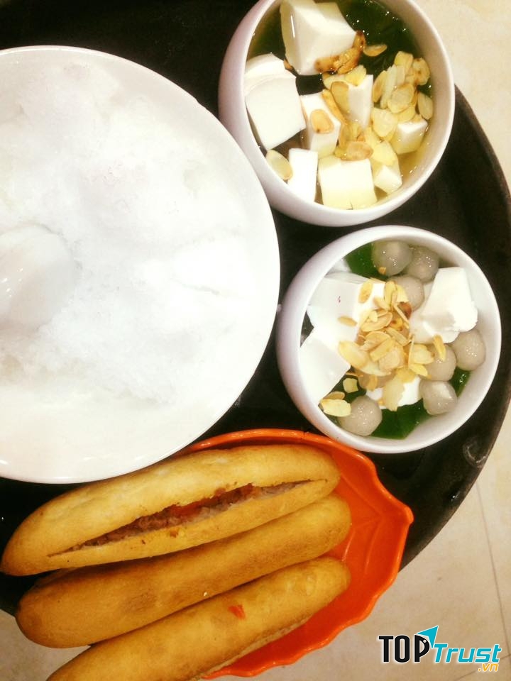 Chè khúc bạch kèm theo những món topping kèm theo như thạch dừa, thạch lá dứa,… đảm bảo sẽ khiến bạn nghiện cho mà xem.