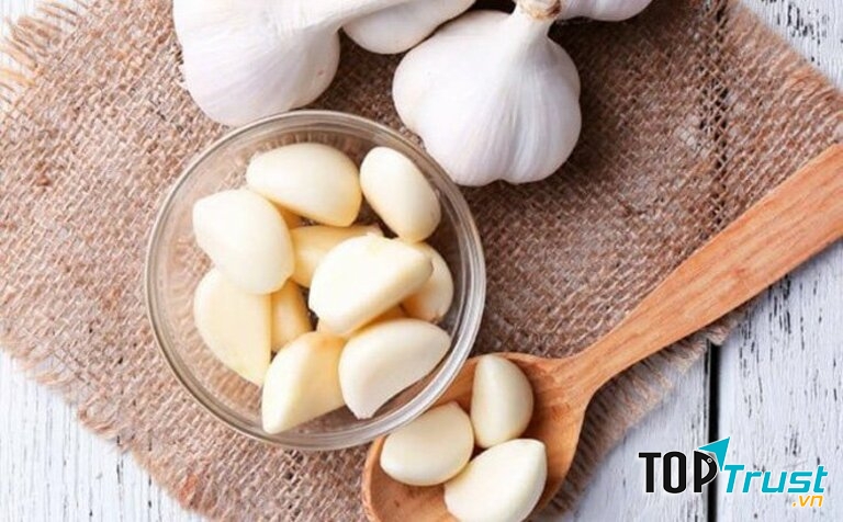 Tỏi trở thành một bài thuốc chữa hôi chân vô cùng hữu hiệu.