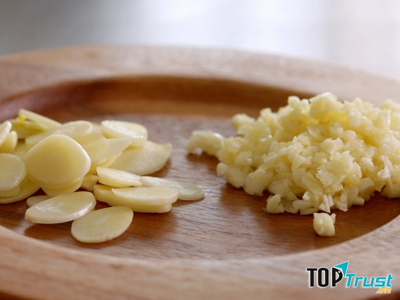 Đập nát một tép tỏi bôi lên vết thương bị côn trùng cắn sẽ giảm đau, sưng tấy