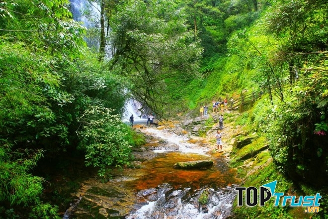 Trên đường tới thác Tình Yêu du khách sẽ bắt gặp con suối Vàng