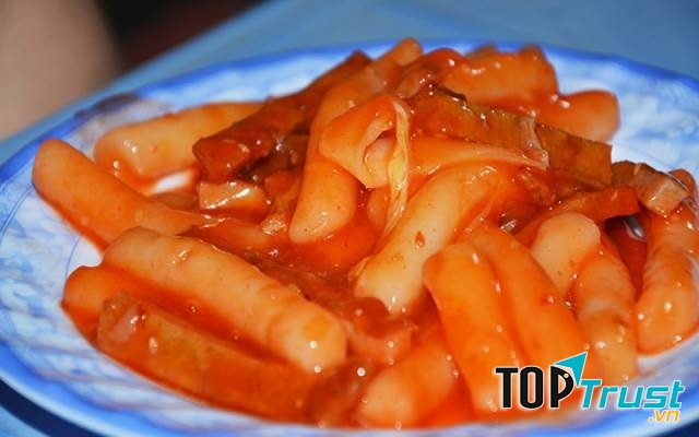 Đĩa Tokbokki siêu ngon và cũng siêu đầy ở quán