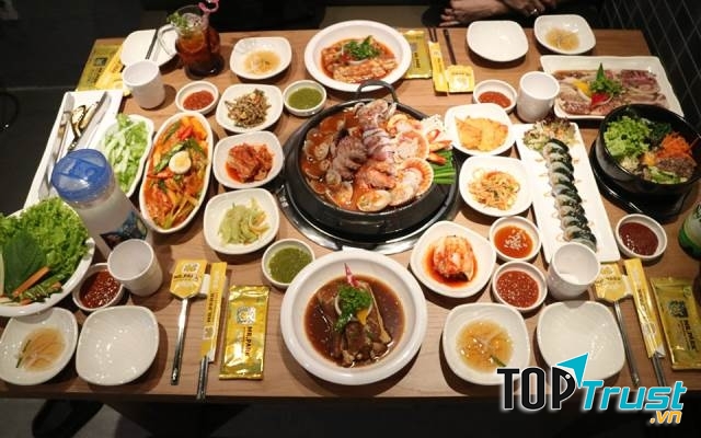 Bàn ăn đầy hấp dẫn