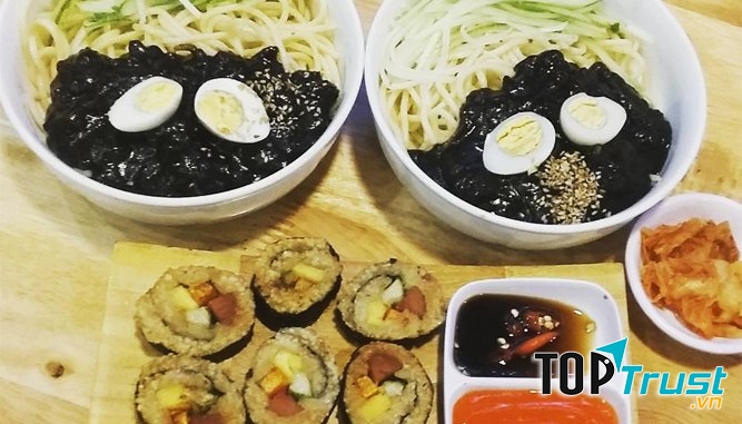 Hai phần mì đen tại quán Tokbokki Phan Châu Trinh