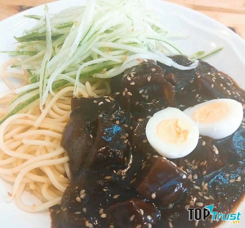 Mì tương đen được bày trí rất đẹp mắt