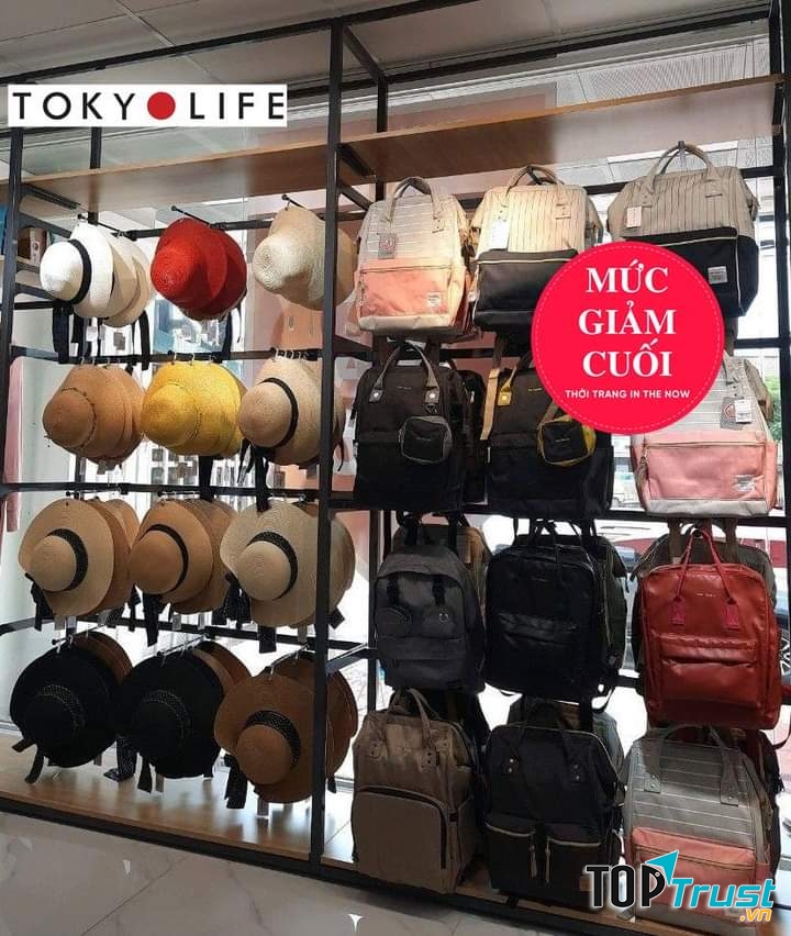 Những chiếc balo và mũ cũng được bày bán tại đây