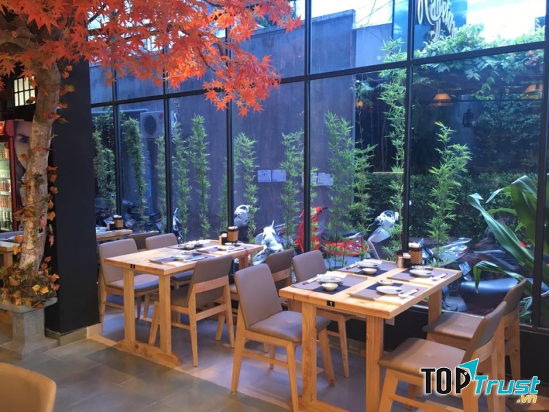 Không gian quán rộng rãi, sạch sẽ. Từ cách bài trí bàn ghế, vật dụng cho tới đồng phục nhân viên, đều mang phong cách đặc trưng của Nhật Bản