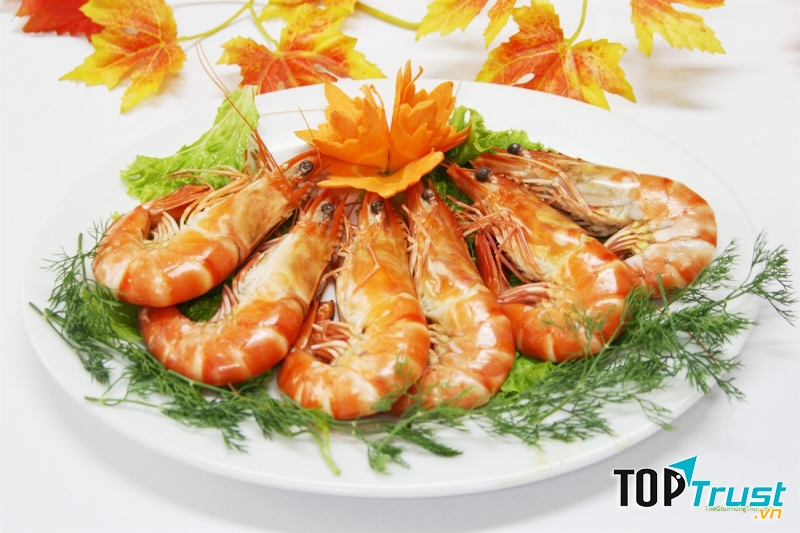 Tôm giàu chất dinh dưỡng, gồm protein, vitamin B, kẽm, sắt và vitamin D, có khả năng làm tóc nhanh dài