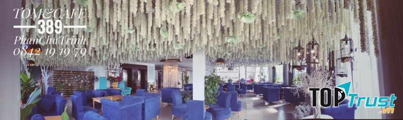 TOM & CAFE Studio gây ấn tượng với dàn hoa buông lơi, rũ xuống phủ khắp cả trần nhà.