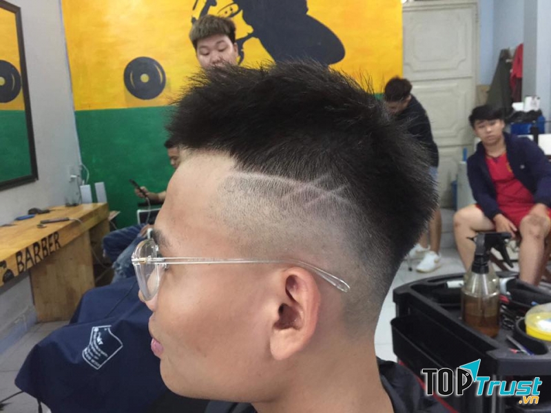 Một kiểu tóc nam tại Tom barber