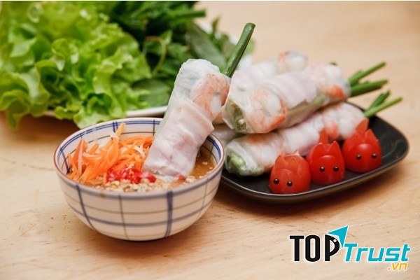 Tôm cuốn chấm cùng nước chấm đậm đà