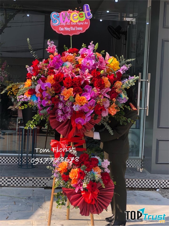 Tại Tom florist, mọi yêu cầu về hoa đều có thể đáp ứng: hoa bó nhỏ, hoa bó khổng lồ, hoa sinh nhật, hoa khai trương, hoa tặng người yêu, bạn bè, thầy cô hay hoa cảm ơn, xin lỗi,...