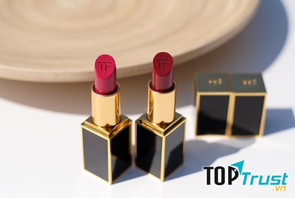 TOM FORD MATTE VELVET CHERRY (bên phải)