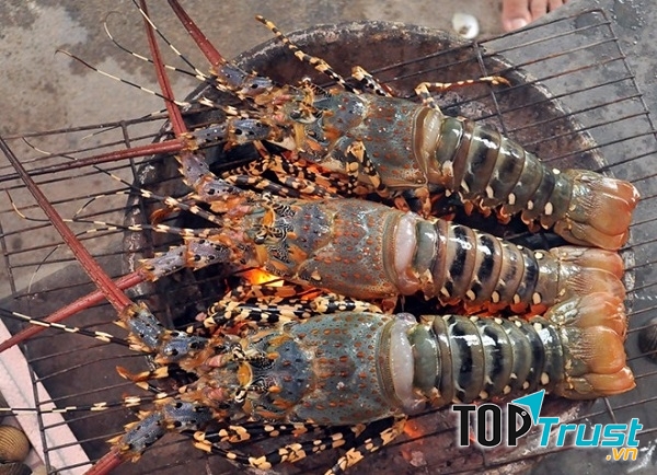 Các thực khách sành ăn sẵn sàng bỏ ra với mức giá khoảng 3 triệu đồng/ kg để thưởng thức món tôm hấp dẫn này.