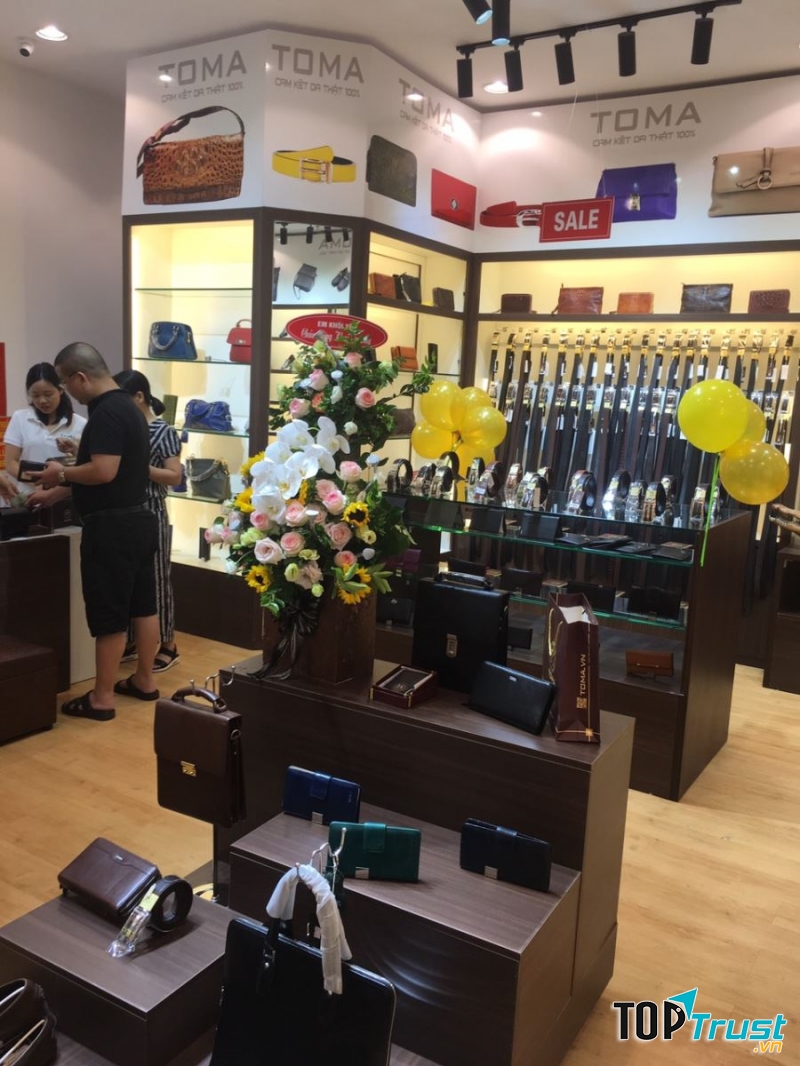 TOMA hiện nay đang là thương hiệu hàng đầu với các dải sản phẩm phong phú đa dạng được thiết kế hiện đại đẳng cấp với chất lượng 100% là da tự nhiên cao cấp.