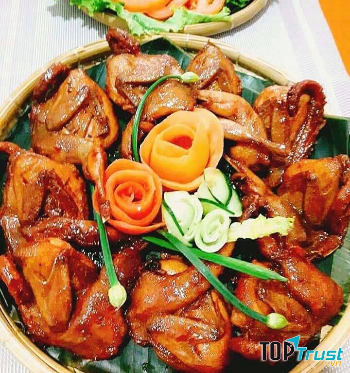 Đồ ăn tự chọn tại quán cũng cực kỳ phong phú, thực khách có thể thoả sức lựa chọn.