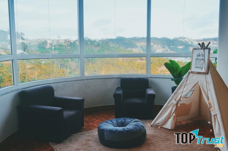 Các phòng ở đây được thiết kế đơn giản nhưng rất đẹp, sạch sẽ, đầy đủ tiện nghi, sẽ mang đến cho bạn cảm giác nhẹ nhàng, lãng mạn.